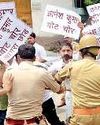 आगरा में मुख्य चुनाव आयुक्त के आवास पर कांग्रेस का प्रदर्शन, पुलिस से झड़प35