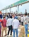 यूईआर-2: अपने शहर में टोल वसूली के विरोध में उतरे लोग यूईआर-2: अपने शहर में टोल वसूली के विरोध में उतरे लोग8