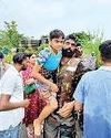 बाढ़ क्षेत्रों में फंसे लोगों के लिए संकटमोचन बने सेना के जवान बाढ़ क्षेत्रों में फंसे लोगों के लिए संकटमोचन बने सेना के जवान52