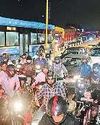 वाहनों की लगी कतारें, लोग परेशान23