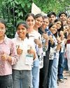 सिनेमा की जादुई दुनिया में खो जाने को लगीं लंबी कतारें सिनेमा की जादुई दुनिया में खो जाने को लगीं लंबी कतारें22