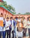'लोकतंत्र' के लिए 20 किमी जंगल-पहाड़ लांघ पहुंचे44