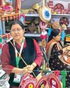 महिलाएं अपनी कला से कर रहीं प्रभावित महिलाएं अपनी कला से कर रहीं प्रभावित76