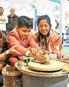 युवाओं को चकित कर रही झारखंड की हस्तशिल्प87