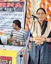 डीयू शिक्षकों ने सुरक्षा को लेकर कुलगुरु कार्यालय पर दिया धरना98