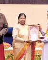 पीढ़ियों से तराश रहे नक्काशी का हुनर, बिखेर रहे काष्ठ कला का जादू पीढ़ियों से तराश रहे नक्काशी का हुनर, बिखेर रहे काष्ठ कला का जादू93