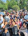 प्रदूषण के खिलाफ थाली बजाकर आप ने किया दिल्ली सचिवालय पर प्रदर्शन19