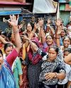 टीएमसी कार्यकर्ताओं की धमकियों के खिलाफ सड़क पर उतरे ग्रामीण44