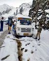 जम्मू-कश्मीर में बर्फबारी और भूस्खलन में फंसे 400 लोग28