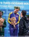 UGerda Steyn ubhiyozela intshinga yesixhenxe kwiTwo Oceans Marathon!16