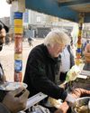 Trump look-alike sings to sell pudding in Pakistan