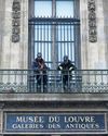Louvre instals bars over robbed gallery window24
