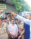 Power staff protest outside min’s residence14