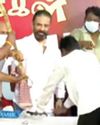 வாள் கொண்டு வந்த தொண்டரால் கோபமடைந்த கமல்ஹாசன்16