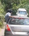 ரீல்ஸ் மோகத்தினால் கார் ஜன்னலில் உட்கார்ந்து செல்லும் இளைஞர்கள்3