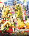 பச்சைப்பட்டு உடுத்தி வைகை ஆற்றில் இறங்கினார் கள்ளழகர் பச்சைப்பட்டு உடுத்தி வைகை ஆற்றில் இறங்கினார் கள்ளழகர்