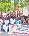 ஆட்சியர் வளாகத்துக்கு நிலம் வழங்கியோருக்கு பணி கோரி காத்திருப்புப் போராட்டம்3