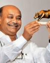 12वीं पास, मीडिया की चकाचौंध से दूर, हर कुंभ में स्नान करते हैं, अक्सर सफेद शर्ट पहनते हैं दमानी52