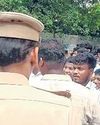 ஏட்டு மீது நடவடிக்கை எடுக்க வலியுறுத்தி சட்டக்கல்லூரி மாணவர்கள் காவல் நிலையத்தில் முற்றுகை Dinakaran Chennai