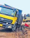 சங்க கட்டணம் செலுத்துவதை தவிர்க்க குடியிருப்பு வழியாக விதிமீறி செல்லும் கான்கரீட் லாரிகள்52