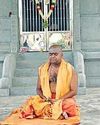 முந்தைய ஆதீனத்தின் சமாதி முன் அமர்ந்து மதுரை ஆதீனத்துக்கு எதிராக தம்பிரான் திடீர் போராட்டம்14