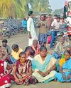 குண்டும், குழியுமான சாலையை சீரமைக்கக்கோரி பொதுமக்கள் சாலை மறியல் போராட்டம் குண்டும், குழியுமான சாலையை சீரமைக்கக்கோரி பொதுமக்கள் சாலை மறியல் போராட்டம்71