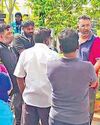 8வது மாடியில் தவறி விழுந்த சிறுவன் பலி கட்டுமான பணியை சீரமைக்க கோரி குடியிருப்புவாசிகள் ஆர்ப்பாட்டம் 8வது மாடியில் தவறி விழுந்த சிறுவன் பலி கட்டுமான பணியை சீரமைக்க கோரி குடியிருப்புவாசிகள் ஆர்ப்பாட்டம்65