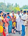மோகினிபுரத்தில் சுடுகாடு அமைக்க வலியுறுத்தி வட்டாட்சியர் அலுவலகத்தை முற்றுகையிட்ட பெண்கள் மோகினிபுரத்தில் சுடுகாடு அமைக்க வலியுறுத்தி வட்டாட்சியர் அலுவலகத்தை முற்றுகையிட்ட பெண்கள்75