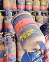 தட்டுப்பாடு காரணமாக கள்ளச்சந்தையில் ரூ.7000க்கு விற்பனை வணிக சிலிண்டர் விலை ரூ.993 உயர்வு - ஓட்டல்கள் மூடும் அபாயம்0