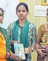 12ம் வகுப்பு பொதுத்தேர்வில் மாவட்ட அளவில் முதலிடம் பிடித்த அரசு பள்ளி மாணவிக்கு பாராட்டு106