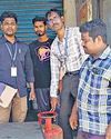 வணிக வளாகத்தில் பயன்படுத்திய வீட்டு உபயோக சிலிண்டர்கள் பறிமுதல்102