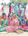 மேல்மருவத்தூர் அருகே அரசு மதுபான கடையை மூடக்கோரி பெண்கள் சாலை மறியல்83