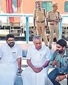 கண்ணூர் ரயில் நிலையத்தில் ரயிலுக்காக காத்திருக்கும் பினராயி விஜயன் கண்ணூர் ரயில் நிலையத்தில் ரயிலுக்காக காத்திருக்கும் பினராயி விஜயன்36