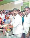 அம்மா உணவகத்தில் தவெகவினர் அன்னதானம் அம்மா உணவகத்தில் தவெகவினர் அன்னதானம்80