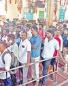 ரயில், பேருந்து நிலையத்தில் குவிந்த பயணிகள் ரயில், பேருந்து நிலையத்தில் குவிந்த பயணிகள்42