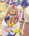 முன்னேற்பாடு நடவடிக்கைகளில் கடும் குளறுபடி திருப்பரங்குன்றம் கோயிலில் கூட்ட நெரிசலில் சிக்கி 100 பக்தர்கள் மயக்கம் முன்னேற்பாடு நடவடிக்கைகளில் கடும் குளறுபடி திருப்பரங்குன்றம் கோயிலில் கூட்ட நெரிசலில் சிக்கி 100 பக்தர்கள் மயக்கம்2