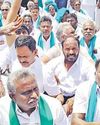 மேகதாது அணை கட்ட எதிர்ப்பு கர்நாடகாவில் நுழைய முயன்ற தமிழக விவசாயிகள் மேகதாது அணை கட்ட எதிர்ப்பு கர்நாடகாவில் நுழைய முயன்ற தமிழக விவசாயிகள்0