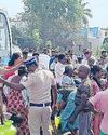 காஞ்சிபுரம் அருகே மின்சாரம், குடிநீர் தட்டுப்பாடு பொதுமக்கள் சாலை மறியல் காஞ்சிபுரம் அருகே மின்சாரம், குடிநீர் தட்டுப்பாடு பொதுமக்கள் சாலை மறியல்58