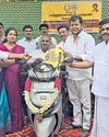 திமுக ஆட்சியில் வழங்கியதை கொண்டுவர வைத்து அலைக்கழிப்பு 3 சக்கர வாகனங்களுக்கு தவெக அரசின் ஸ்டிக்கர் ஓட்டி மீண்டும் வழங்கிய அமைச்சர்27