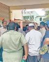 முன்கூட்டியே தெரிவிக்காமல் ஆக்கிரமிப்பை அகற்றியதாக கூறி பேரூராட்சி அலுவலகத்தை முற்றுகையிட்ட வணிகர்கள் முன்கூட்டியே தெரிவிக்காமல் ஆக்கிரமிப்பை அகற்றியதாக கூறி பேரூராட்சி அலுவலகத்தை முற்றுகையிட்ட வணிகர்கள்95