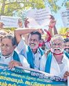 மேகதாது அணை, பயிர்க்கடன் தள்ளுபடி விவகாரம் காவிரி மணலில் புதைந்து விவசாயிகள் போராட்டம்32