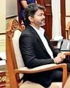 பல லட்சம் மதிப்புள்ள சொகுசு நாற்காலிக்கு மாறிய முதல்வர் விஜய் பல லட்சம் மதிப்புள்ள சொகுசு நாற்காலிக்கு மாறிய முதல்வர் விஜய்3