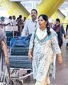 சுற்றுலா சென்றபோது இலங்கை வெள்ளத்தில் சிக்கிய 14 பெண்கள், குழந்தைகள் உட்பட 29 பேர் சென்னை திரும்பினர் சுற்றுலா சென்றபோது இலங்கை வெள்ளத்தில் சிக்கிய 14 பெண்கள், குழந்தைகள் உட்பட 29 பேர் சென்னை திரும்பினர்14