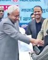 பணி நியமன கடிதம் கொடுத்த போது பெண் டாக்டரின் ஹிஜாபை அகற்றிய பீகார் முதல்வர்5