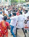 அதிமுக எம்எல்ஏவிடம் கேள்வி கேட்ட மக்களுக்கு அடி, உதை அதிமுக எம்எல்ஏவிடம் கேள்வி கேட்ட மக்களுக்கு அடி, உதை8