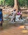 ஆற்றில் சிக்கிய 250 பக்தர்கள் மீட்பு1