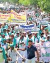 தரையில் மண்டியிட்டும், சாட்டையால் அடித்தும் விவசாயிகள் போராட்டம் தரையில் மண்டியிட்டும், சாட்டையால் அடித்தும் விவசாயிகள் போராட்டம்3