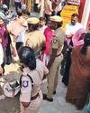 திருப்பரங்குன்றம் தர்காவிற்கு செல்வதற்காக பிரியாணியுடன் வந்த கேரள முஸ்லிம்கள் மலையேற தடை திருப்பரங்குன்றம் தர்காவிற்கு செல்வதற்காக பிரியாணியுடன் வந்த கேரள முஸ்லிம்கள் மலையேற தடை6
