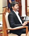 பல லட்சம் மதிப்புள்ள சொகுசு நாற்காலிக்கு மாறிய முதல்வர் விஜய் பல லட்சம் மதிப்புள்ள சொகுசு நாற்காலிக்கு மாறிய முதல்வர் விஜய்3
