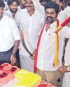 பிறந்தநாள் கொண்டாட்டத்தில் வாளால் கேக் வெட்டிய தவெக எம்எல்ஏ3